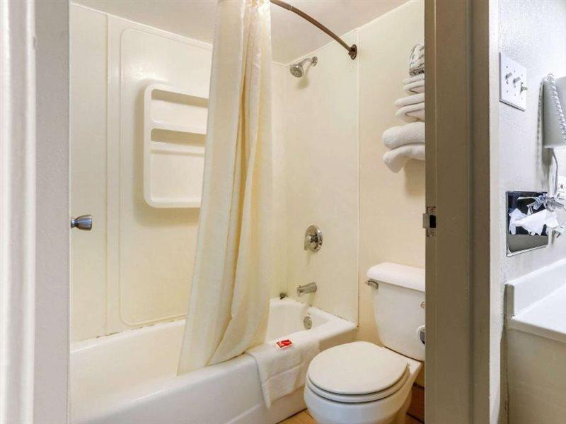 Econo Lodge Shorewood Eksteriør bilde