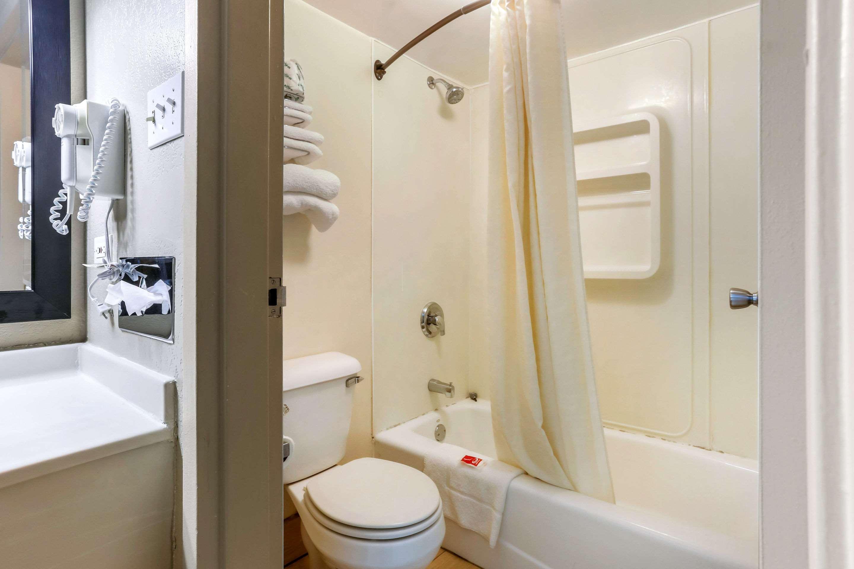Econo Lodge Shorewood Eksteriør bilde