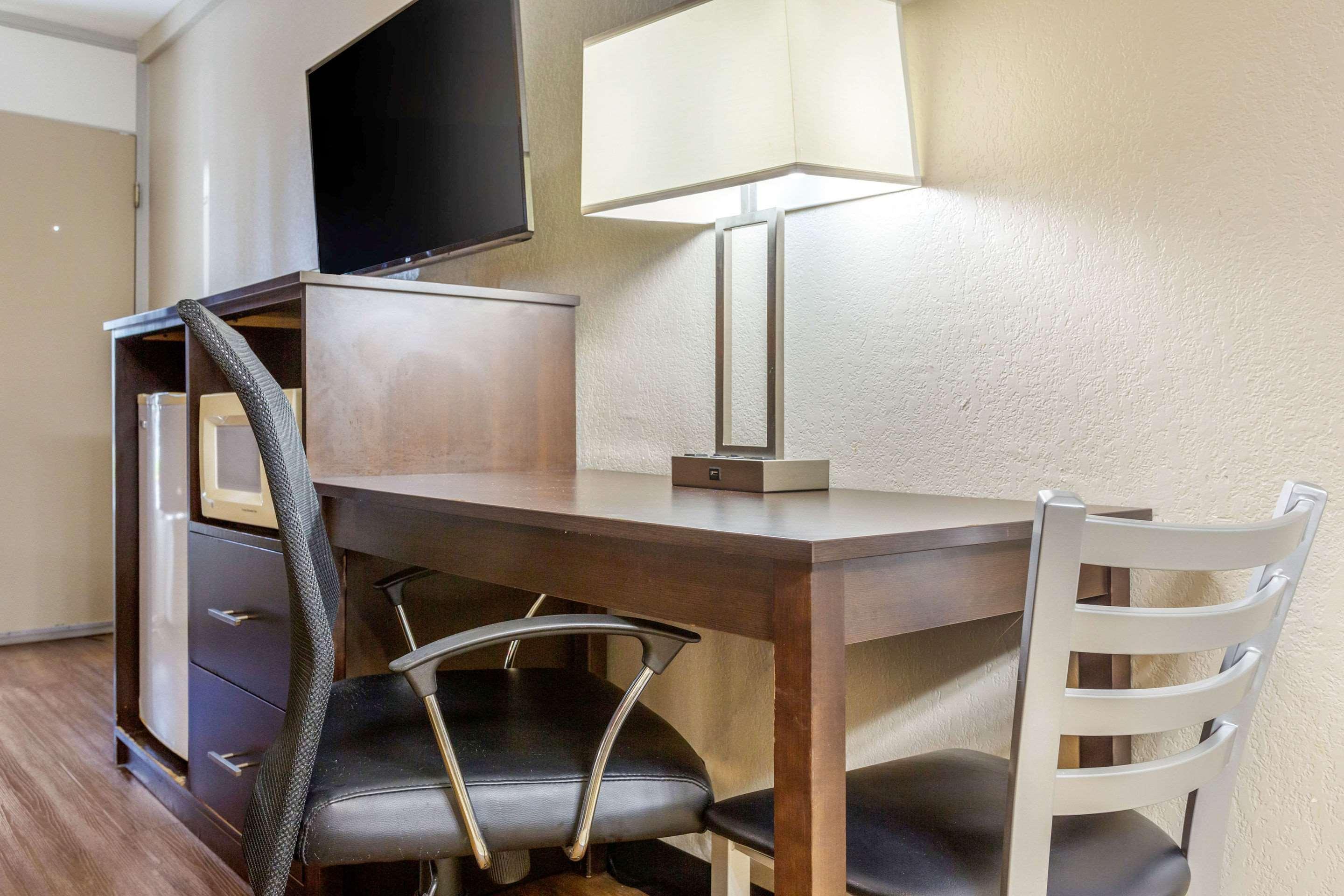 Econo Lodge Shorewood Eksteriør bilde