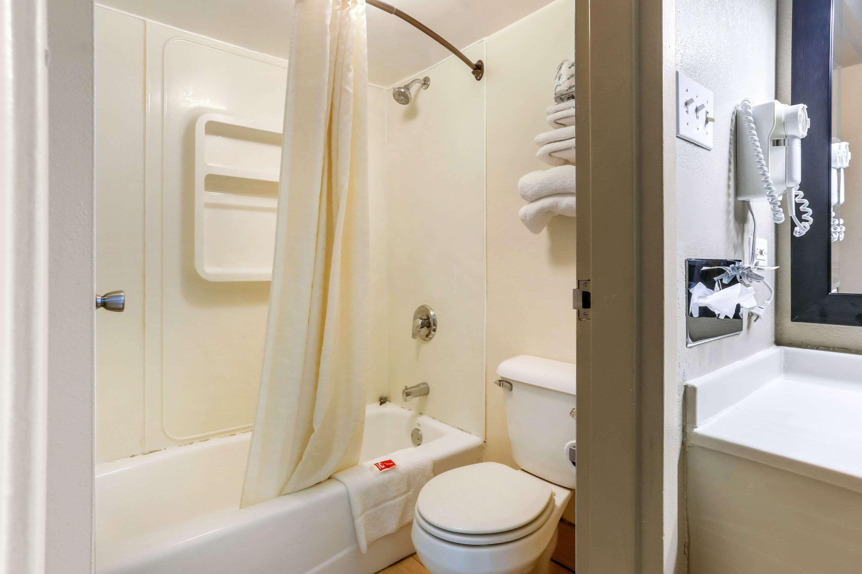 Econo Lodge Shorewood Eksteriør bilde