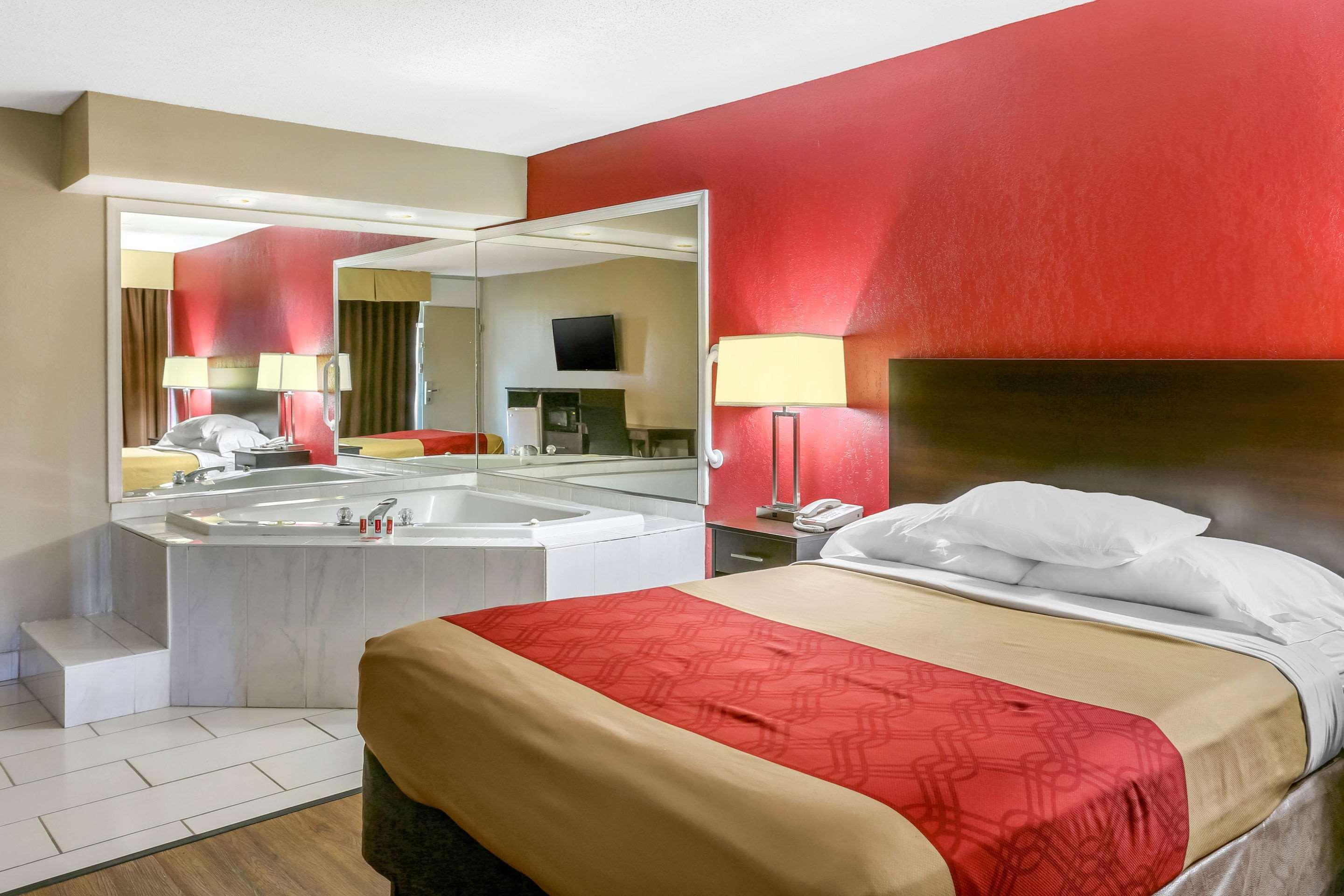 Econo Lodge Shorewood Eksteriør bilde