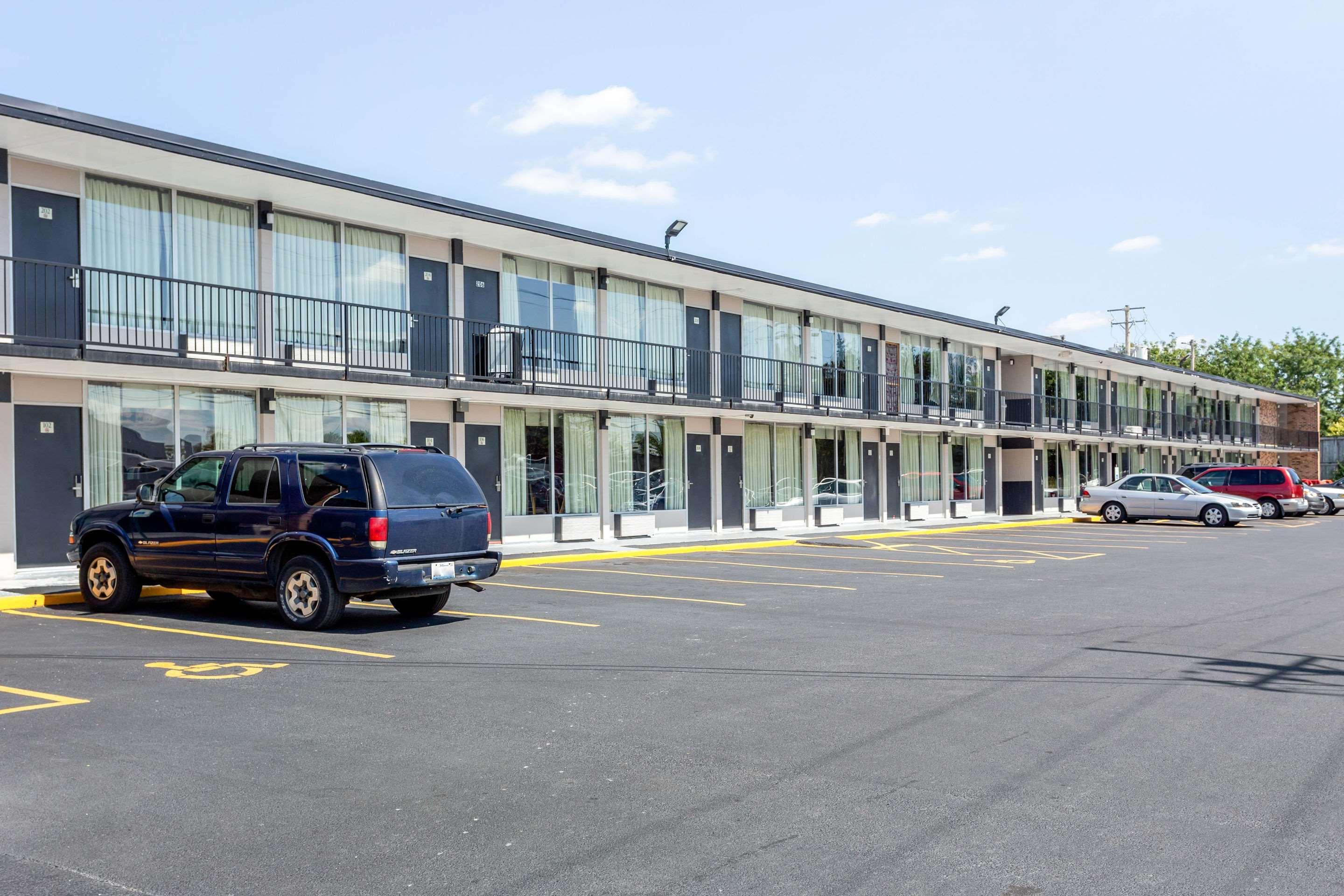 Econo Lodge Shorewood Eksteriør bilde