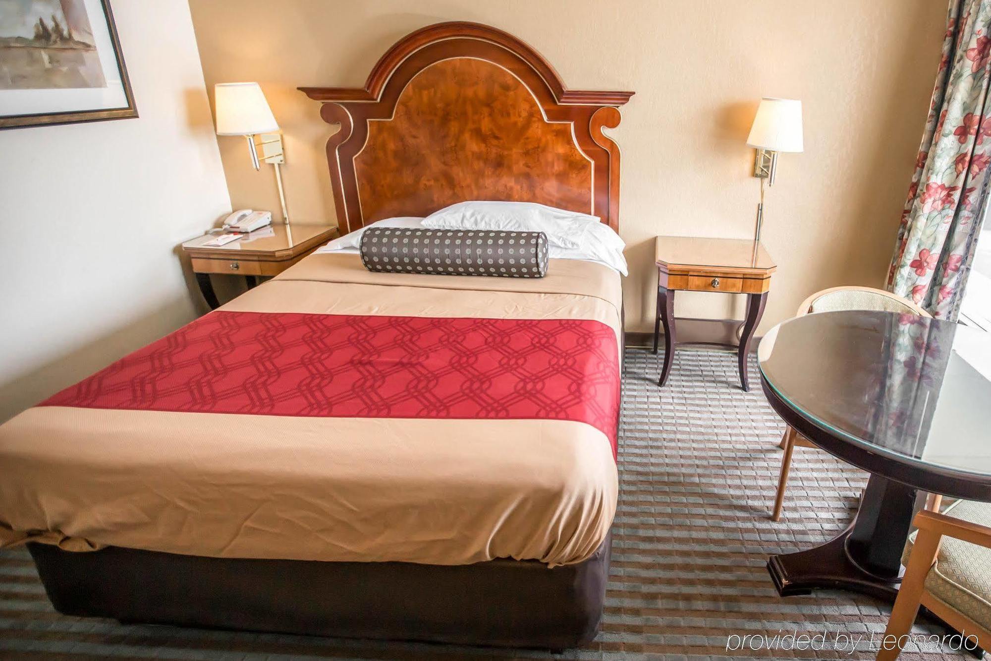 Econo Lodge Shorewood Eksteriør bilde