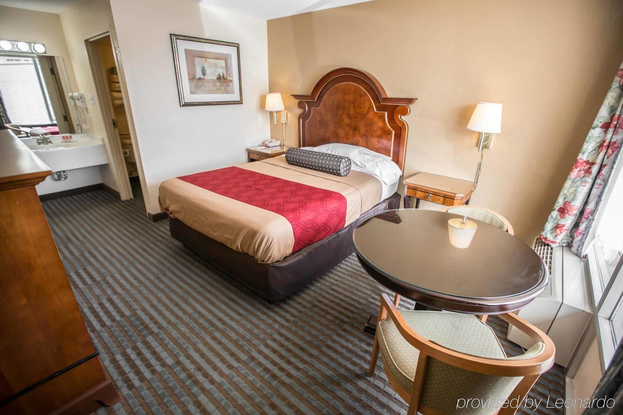 Econo Lodge Shorewood Eksteriør bilde